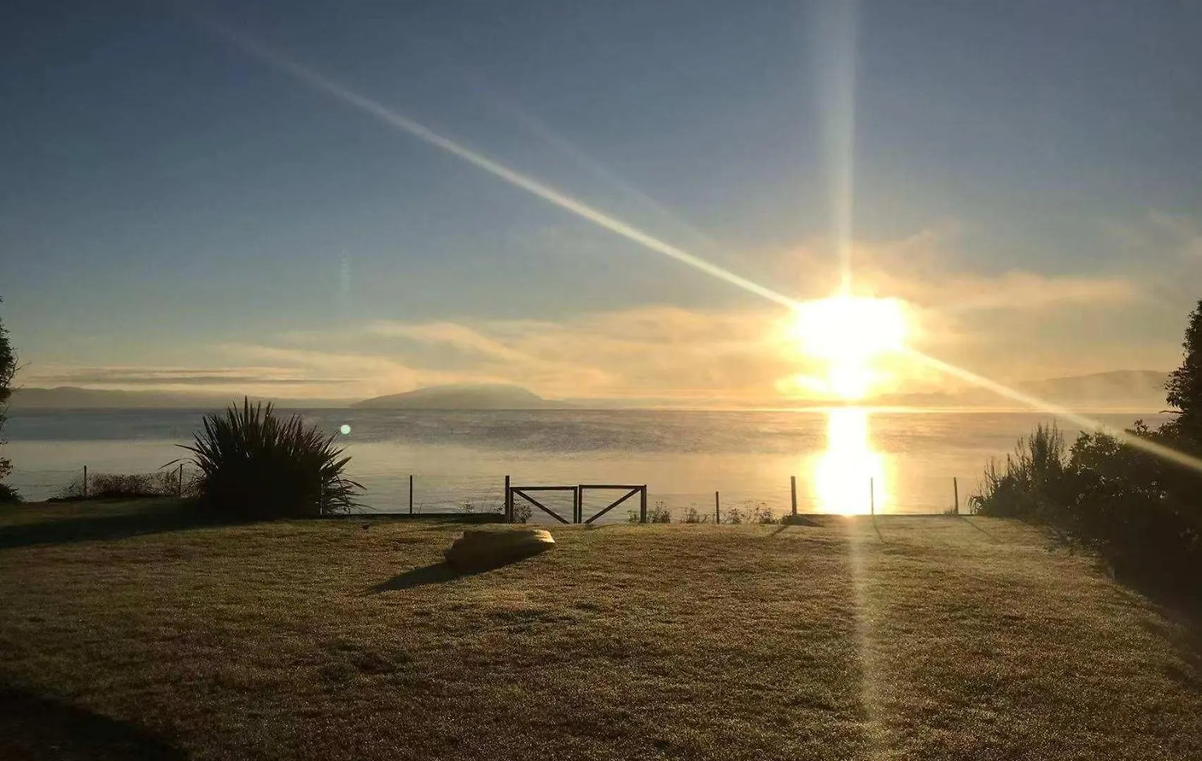 Holiday home Tatai Lake Edge - 4 Bed Rotorua Lakefront