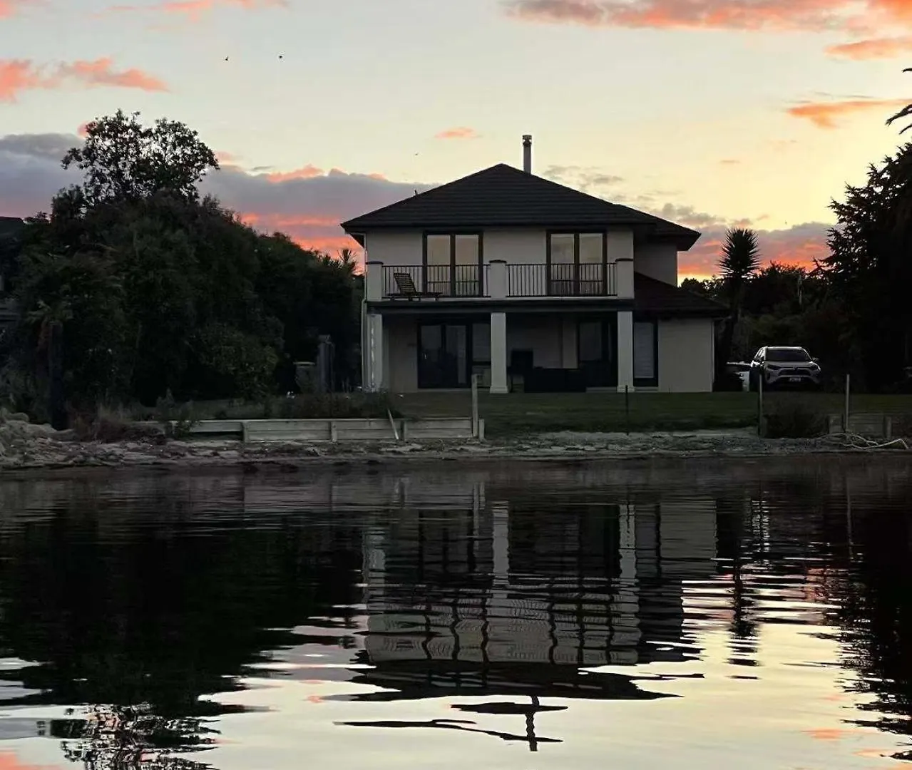 Tatai Lake Edge - 4 Bed Rotorua Lakefront 0*,