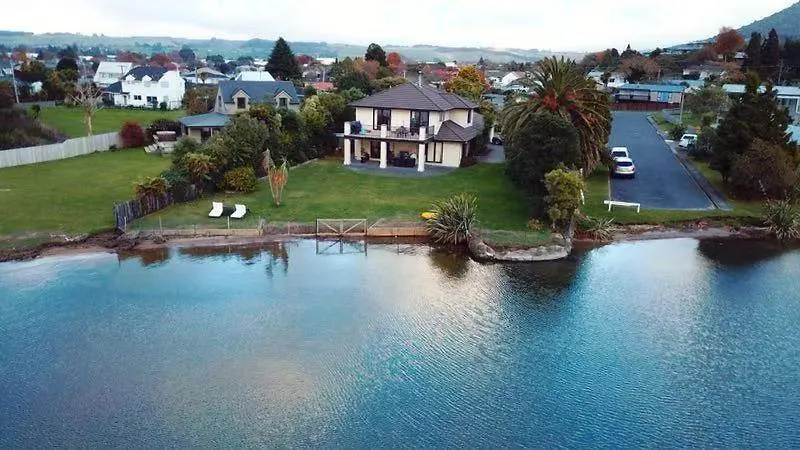 Tatai Lake Edge - 4 Bed Rotorua Lakefront New Zealand