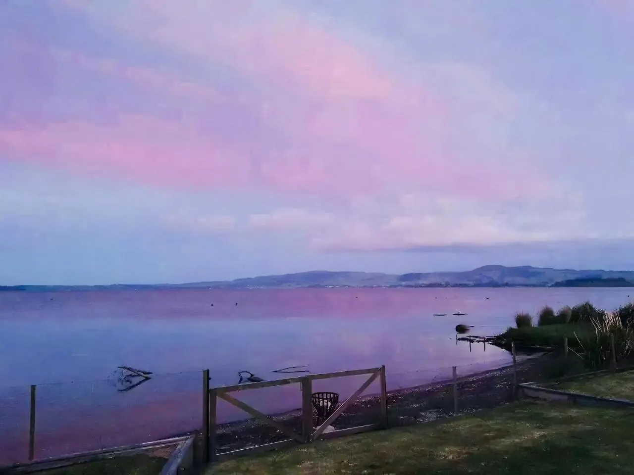 Holiday home Tatai Lake Edge - 4 Bed Rotorua Lakefront