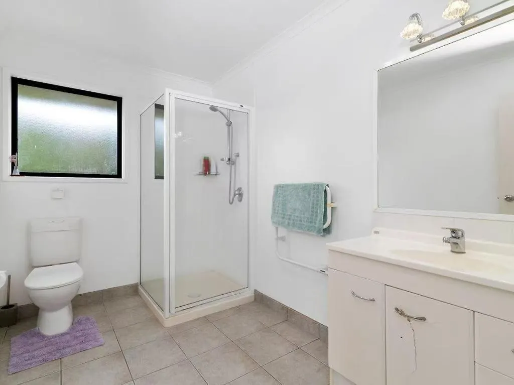 Tatai Lake Edge - 4 Bed Rotorua Lakefront Holiday home
