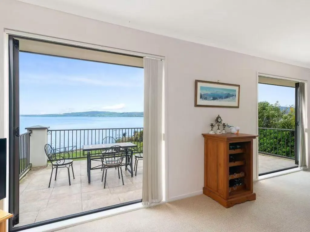Tatai Lake Edge - 4 Bed Rotorua Lakefront Holiday home