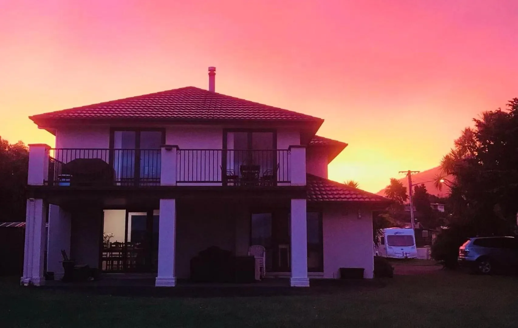 Tatai Lake Edge - 4 Bed Rotorua Lakefront Holiday home
