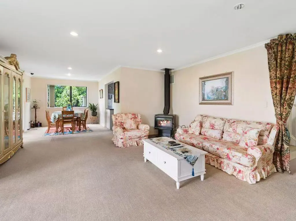 Tatai Lake Edge - 4 Bed Rotorua Lakefront