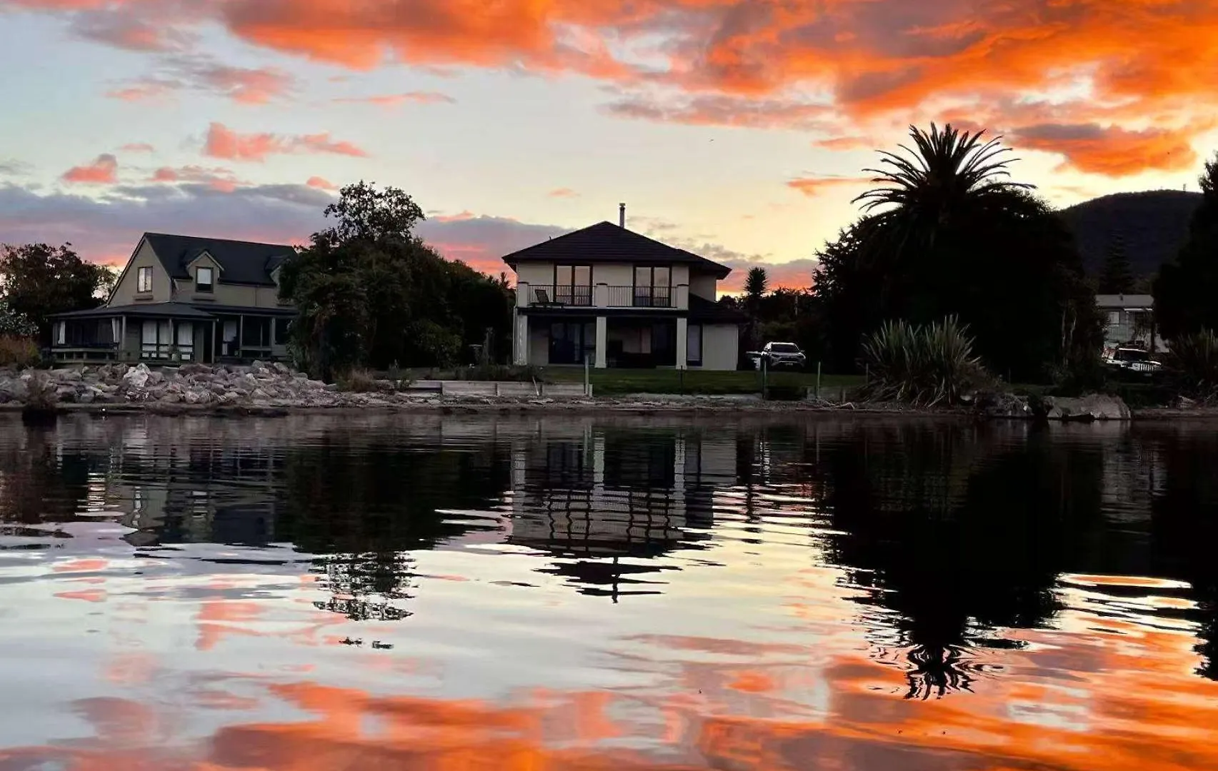 Tatai Lake Edge - 4 Bed Rotorua Lakefront
